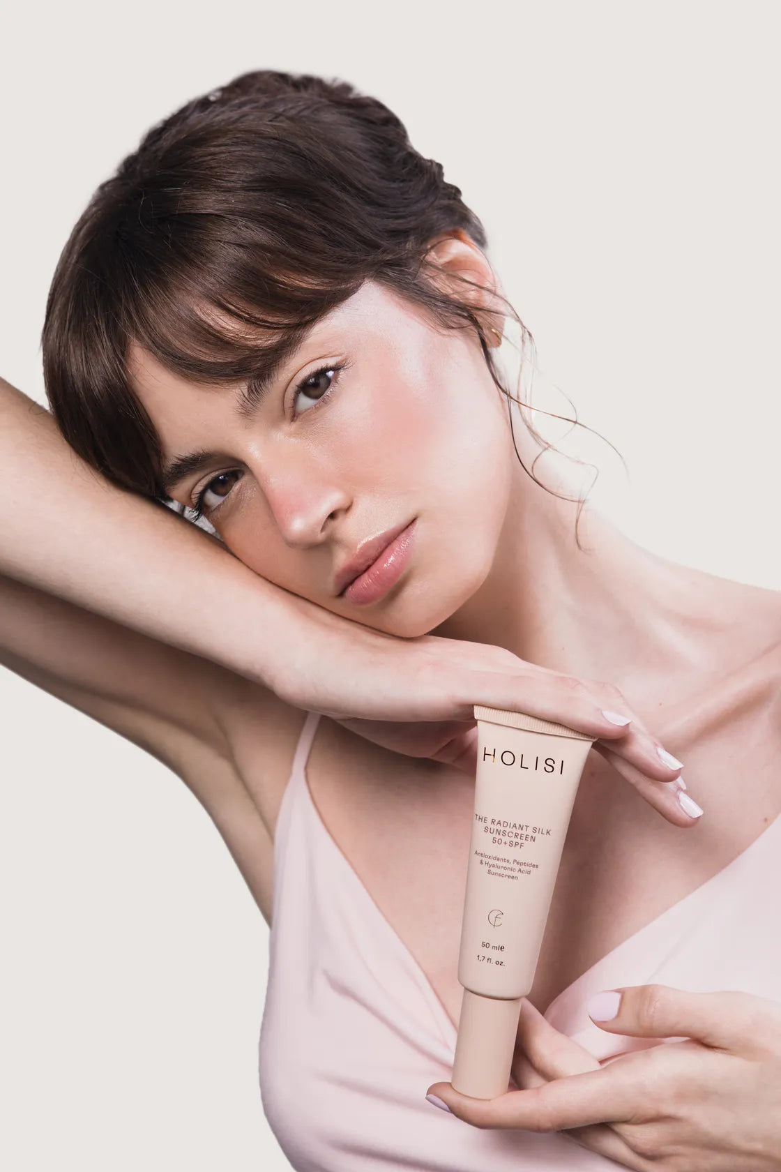 The Radiant Silk Sunscreen 50+ spf- Protección solar antiedad