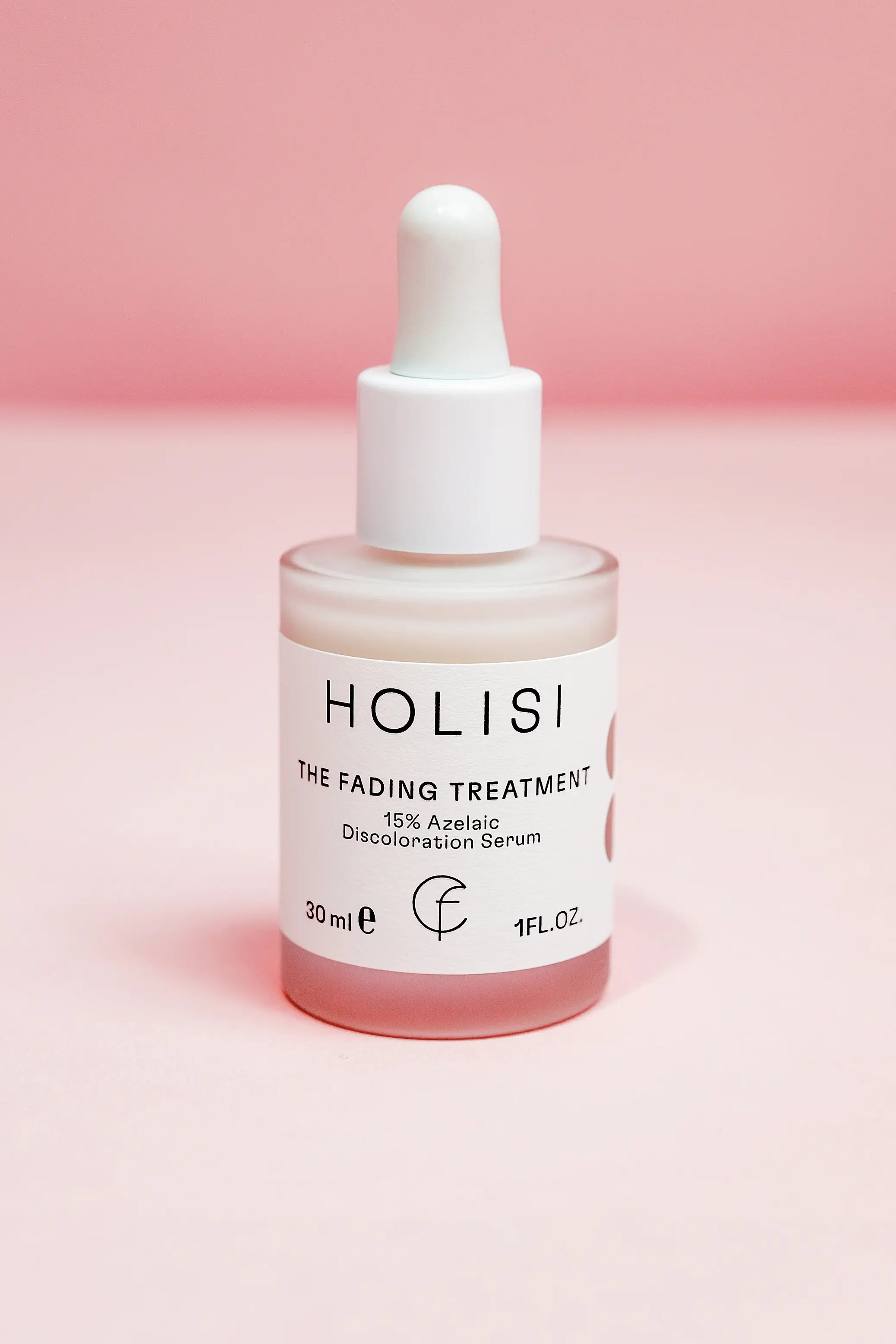 Imagen del frasco de The Fading Treatment sobre un fondo rosado.