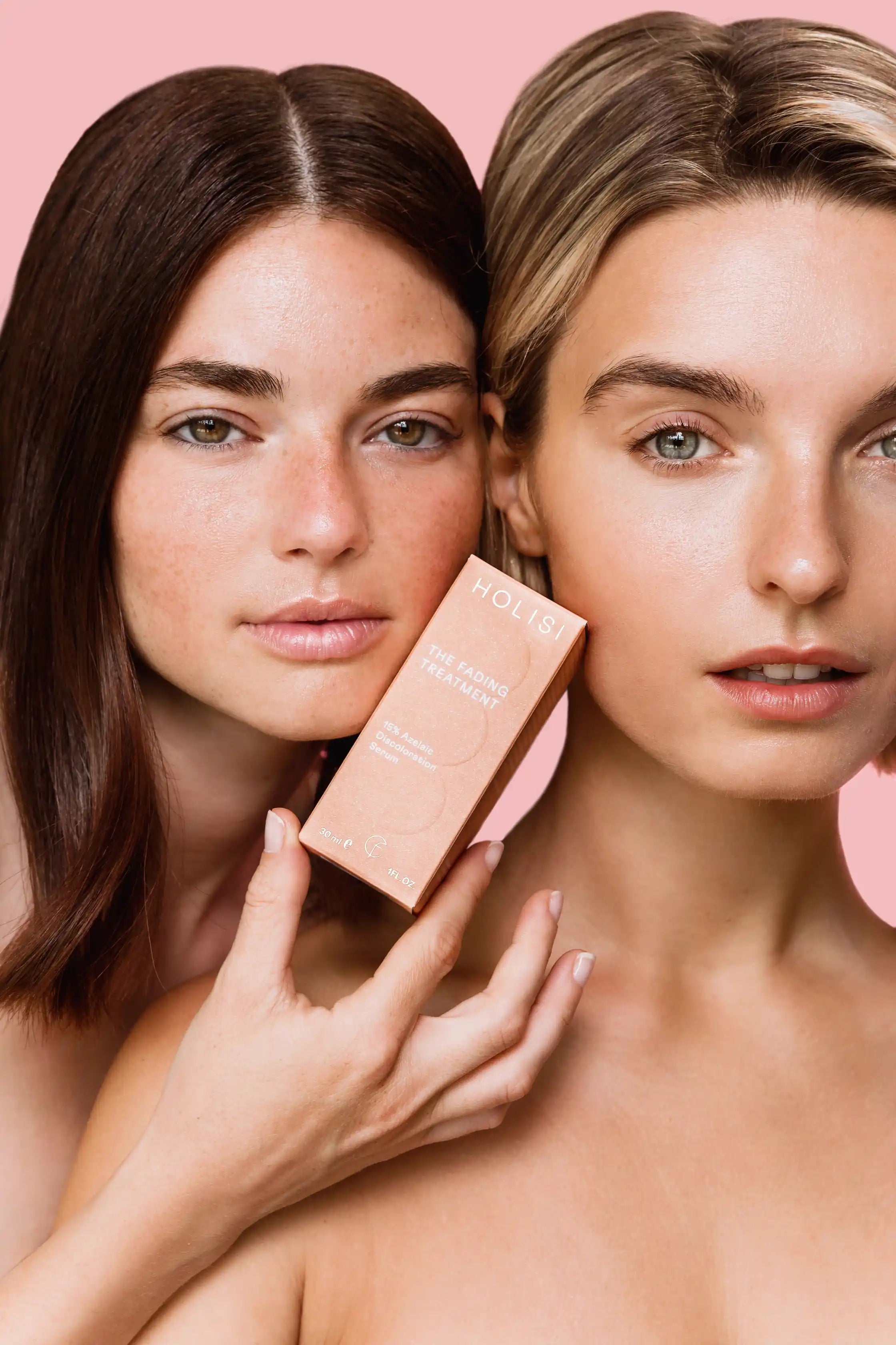 Mujeres sosteniendo una caja de The Fading Treatment