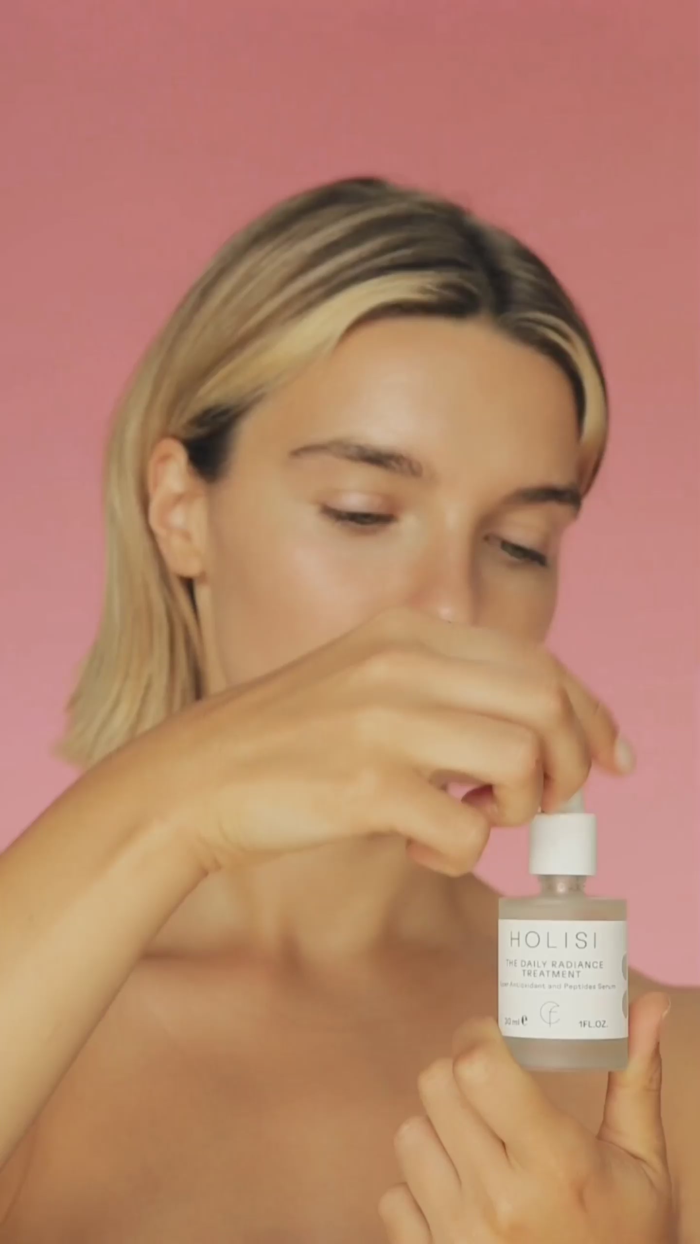 Vídeo de modelo mostrando cómo aplicar The Daily Radiance Treatment